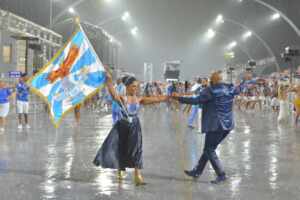 Com enredo sobre Amsterdã, Águia de Ouro apresenta força narrativa em ensaio técnico