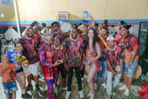 Julia Solis é coroada nova rainha de bateria da Alegria do Vilar