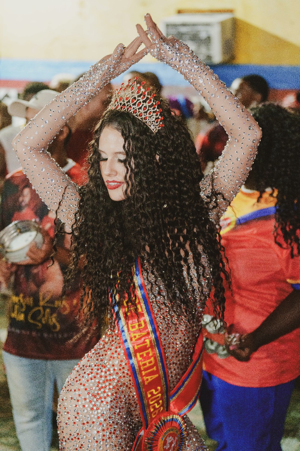 Julia Solis é coroada nova rainha de bateria da Alegria do Vilar 17 Coroacao Julia Sollis 7