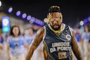 Daniel Zarmanno vira funkeiro para ensaio técnico da Unidos da Ponte, na Marquês de Sapucaí