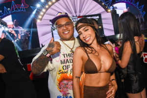 MC Ryan aproveita primeira noite do Navio Jorge & Mateus ao lado da esposa