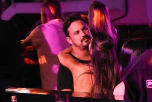 Namorando? Clayton, da dupla com Romário, curte noite romântica no navio de Jorge & Mateus