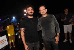 Gustavo Mioto curte primeira noite do navio Jorge & Mateus ao lado do pai