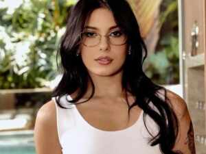 Ana Castela troca música no show e decisão gera debate entre fãs nas redes