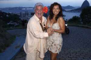 Karinah é recebida por Milton Cunha no lançamento do clipe “Ripiei”, no Rio de Janeiro