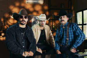 Viola, chapéu e TikTok marcam 2026 no novo feat de Gabriel Sales e João Nelore & Texano