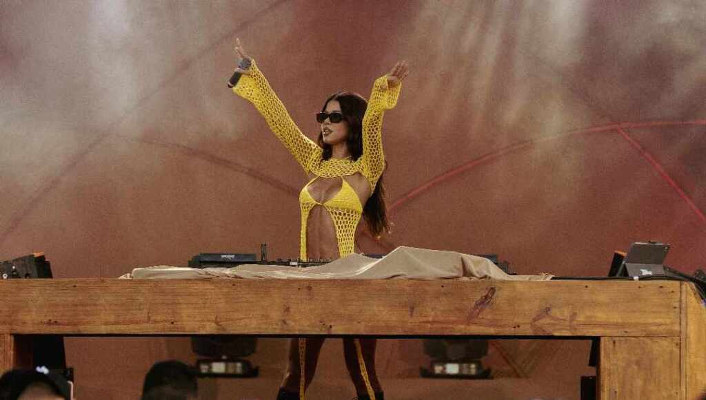 Tília leva seu show ao Réveillon Amoré e encerra 2025 na virada oficial do Rio de Janeiro IMG 5416 e1767627925302