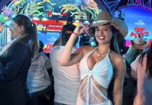 DJ Cíntia Souza se destaca em meio a famosos no cruzeiro de Ana Castela