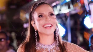 Ivete Sangalo brinca com intérprete de Libras e diverte o público
