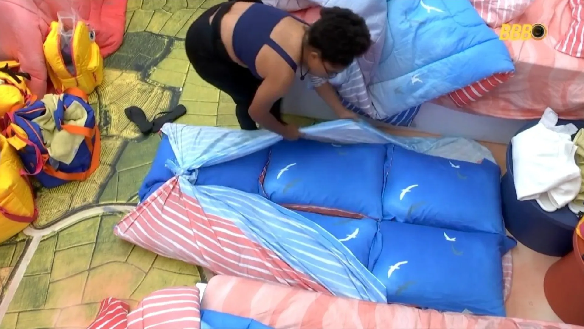 BBB 26: Milena viraliza após fazer cama de travesseiros para os brothers 17 BBB 26: Milena viraliza após fazer cama de travesseiros para os brothers