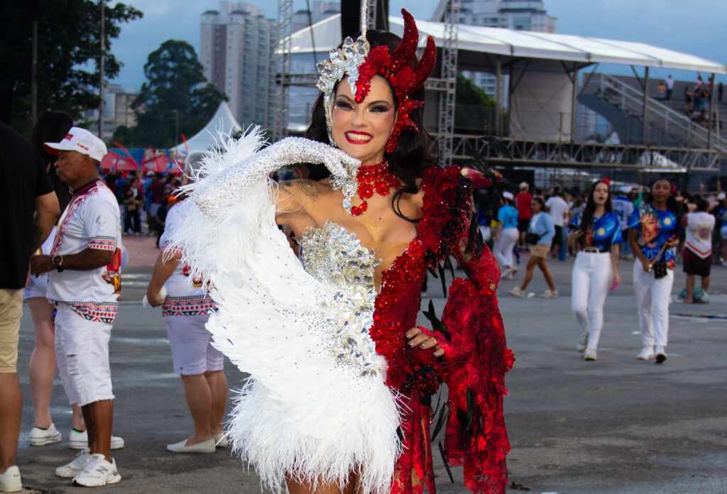 Milene Gonzalez rouba a cena no Anhembi e transforma o enredo “Anti-Herói Brasil” em um manifesto de moda e atitude Milene Gonzalez - Foto: Roberto Batista - Renato Cipriano / Zuleika Ferreira - Divulgação