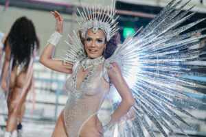 Nathalia Brito se caracteriza de cometa no ensaio técnico da União da Ilha na Marquês de Sapucaí