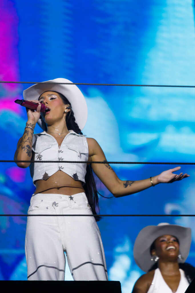 Ana Castela emociona multidão na Paulista ao virar o ano e faz desabafo sobre 2025 PATD2133