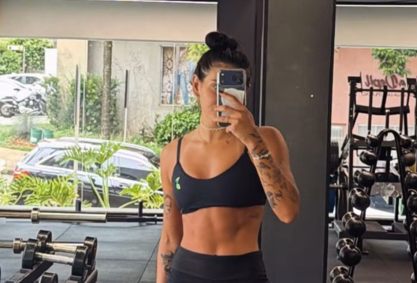 Solteira, Ana Castela exibe corpo definido em frente ao espelho