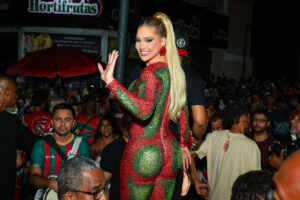 Virginia Fonseca aposta em look colado durante ensaio da Grande Rio