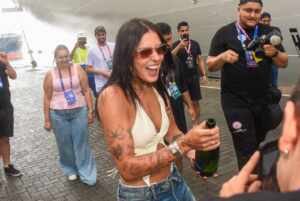 Ana Castela faz festa com fãs e dá largada oficial ao Navio da Boiadeira