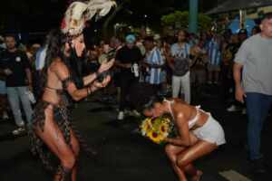 Musa da Porto da Pedra se emociona ao conhecer Sabrina Sato