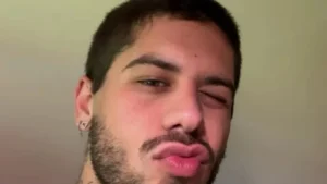 Zé Felipe raspa a cabeça após término com Ana Castela e apaga publicações do Instagram