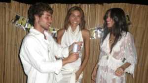 Bruna Marquezine usa look transparente, posa com Sasha e faz mistério sobre Shawn Mendes