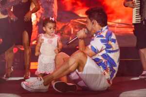 Zezé Di Camargo faz show histórico ao pôr do sol e filha rouba a cena no navio