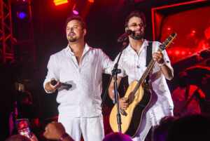 Clayton e Romário fecham segunda noite de shows no navio de 20 anos de Jorge e Mateus