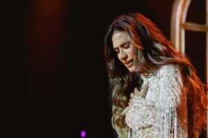 Simone Mendes estreia show “Intimidade” em São Paulo com noite de emoção