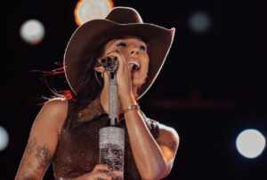 Ana Castela arrasta multidão e anima fãs em show no litoral paulista