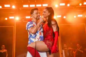 Graciele Lacerda sobe no palco e protagoniza dança ‘calorosa’ com o marido, Zezé Di Camargo