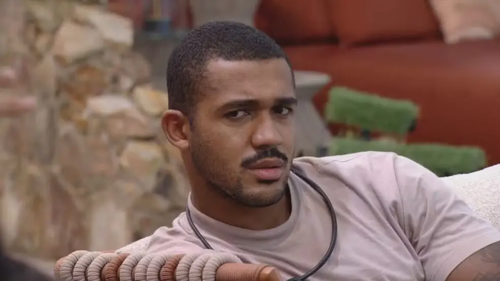 Matheus rebate acusações de homofobia no BBB 26 e chama polêmica de “mimimi”