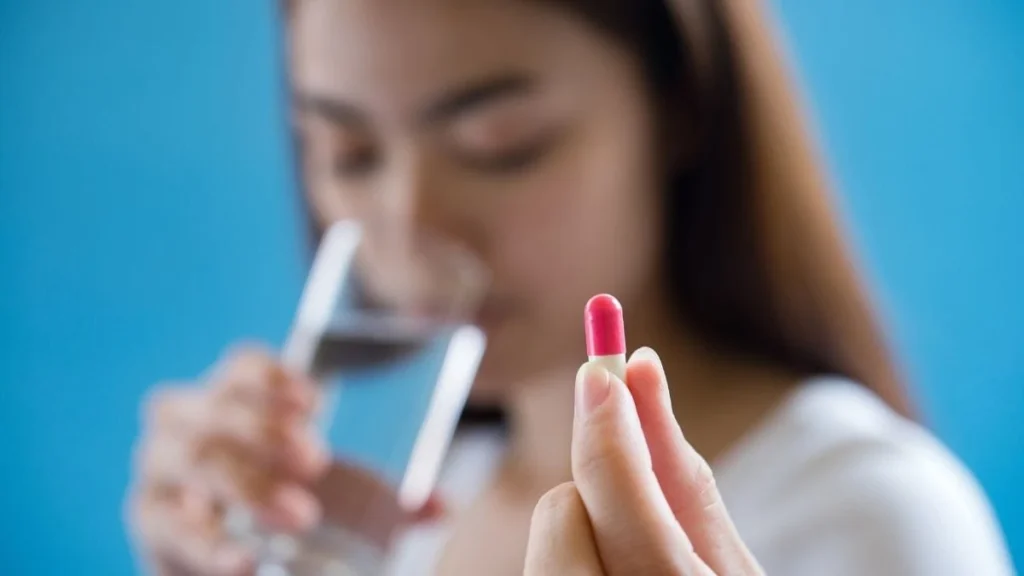 mulher bebendo agua segurando ansiolitico