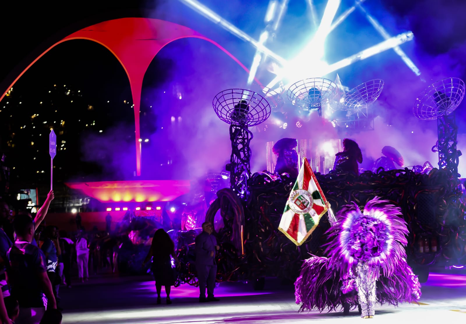 1771398574 631 Com abertura impactante Grande Rio nao empolga ao cantar o