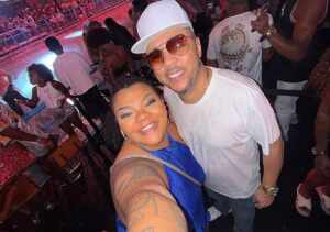 Andrezinho do Molejo agita camarote na Sapucaí e recebe o carinho de Flora Cruz