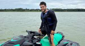 Sósia de Zé Felipe, Zé Gustavo curte fim de semana em lago no interior de SP