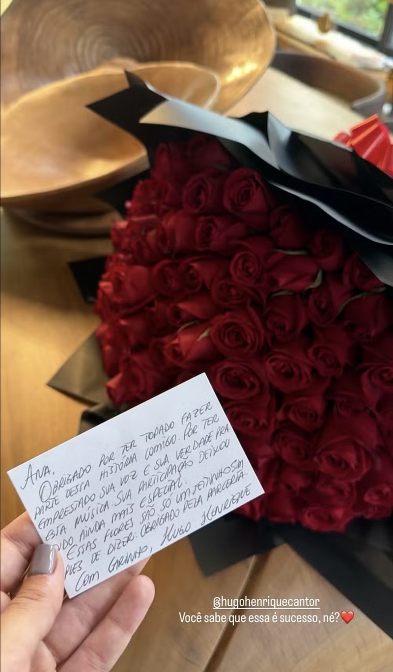 Ana Castela recebe buquê de flores — Foto: Reprodução/Instagram