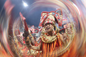 Bateria empolga e vira destaque no desfile da Camisa 12