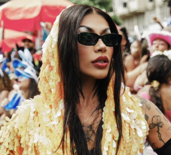 Grag Queen Eleva o Carnaval Carioca com Performance Explosiva no Bloco da Favorita e Lançamento de 