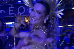 Lívia Andrade aposta em look transparente e dourado na Sapucaí antes de desfile pelo Salgueiro