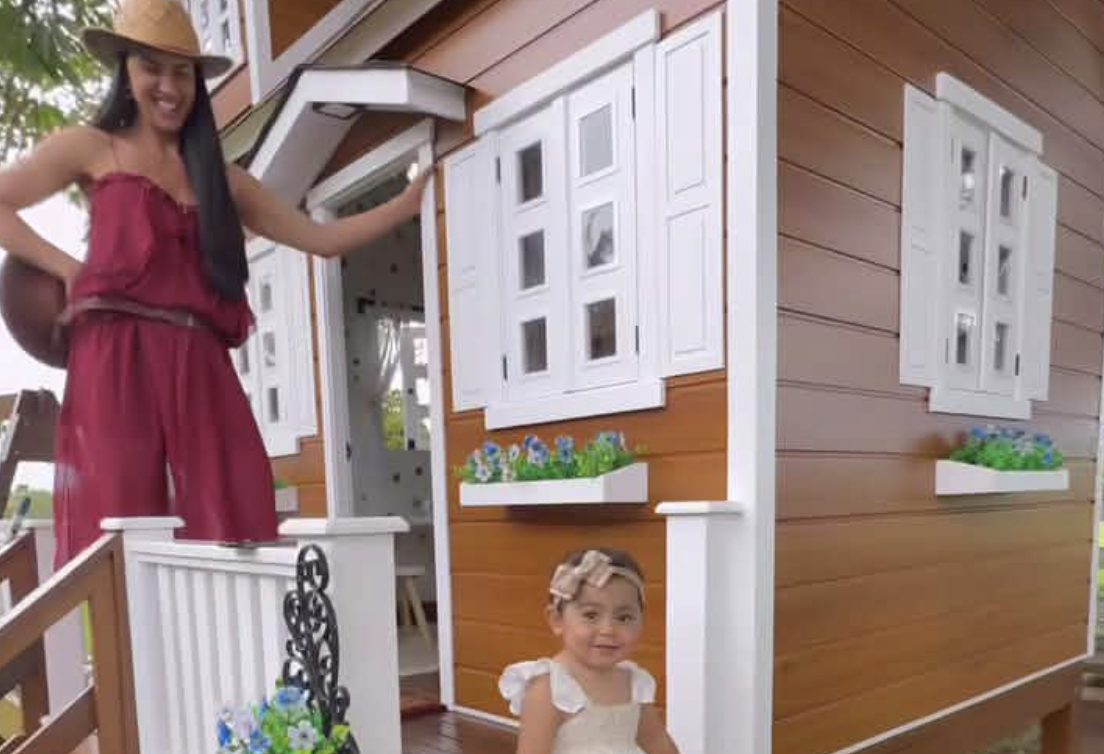 Clara, filha de Zezé Di Camargo e Graciele Lacerda, se diverte em casinha na fazenda