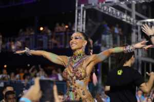 Sabrina Sato abre maratona carnavalesca do final de semana com look cravejado de cristais