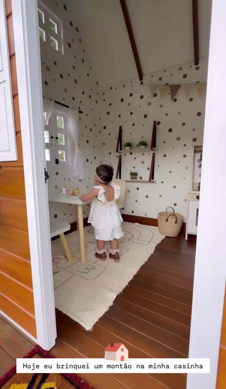 Clara, filha de Zezé Di Camargo e Graciele Lacerda, se diverte em casinha na fazenda 25 Graciele Lacerda encanta ao mostrar a filha brincando em casa 1