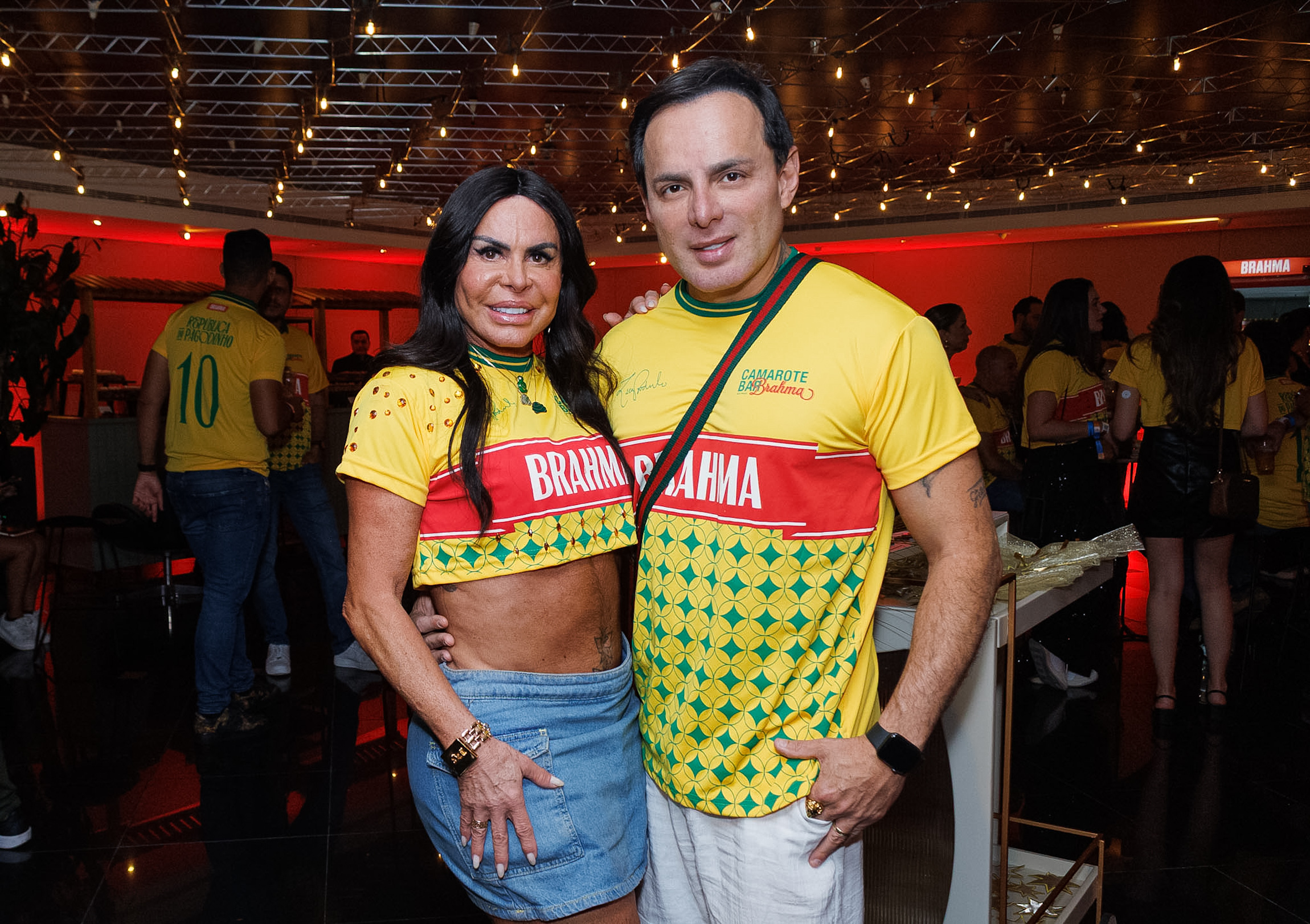 Gretchen e marido Esdras Souza trocam beijos no Desfile das Campeãs em SP - Foto: Clayton Felizardo / Brazil News