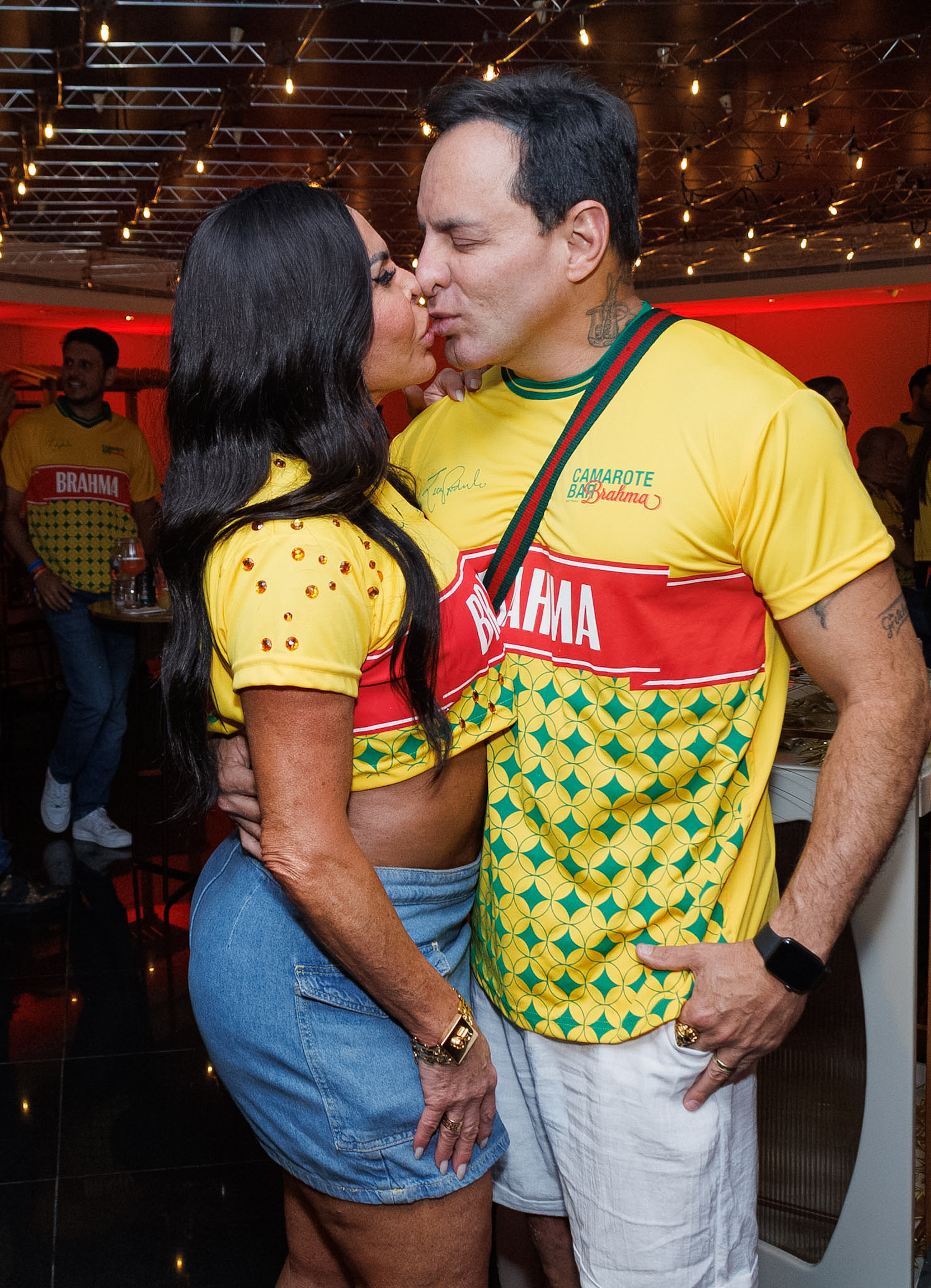 Gretchen e marido Esdras Souza trocam beijos no Desfile das Campeãs em SP - Foto: Clayton Felizardo / Brazil News