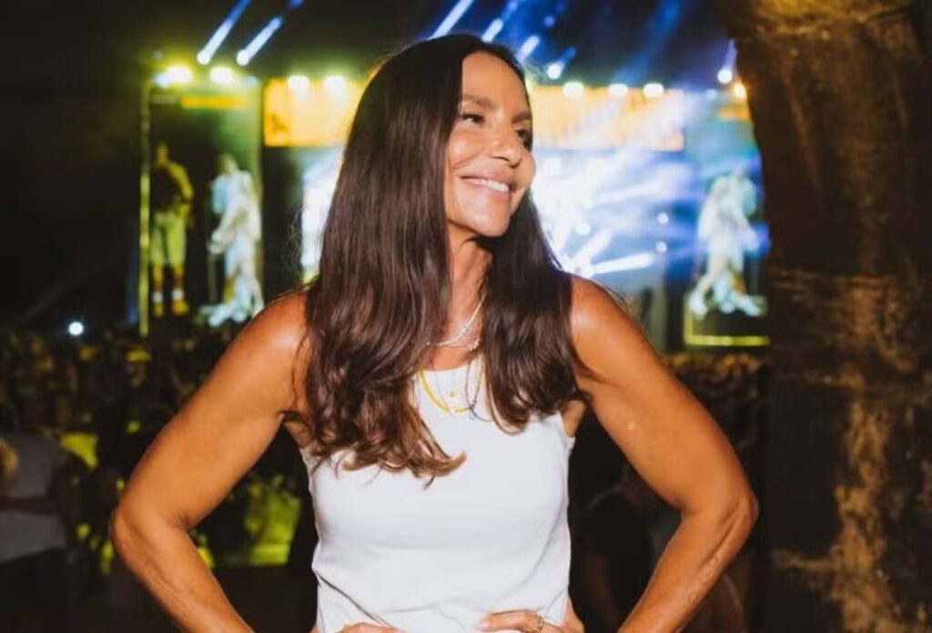 Ivete Sangalo é internada em Salvador após desmaio em casa Ivete Sangalo é levada para hospital em Salvador após indisposição