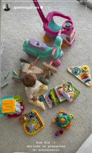 Jade Magalhães mostra Serena abrindo presentes após viagem com Luan Santana