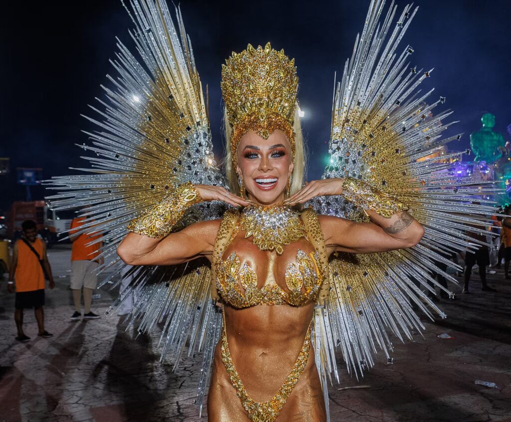 Renata Spallicci, rainha de bateria da Águia de Ouro - Foto: Clayton Felizardo / Brazil News