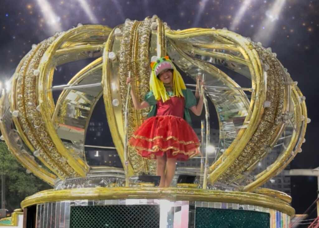 Aos 9 anos, Athena Emerim consolida ascensão meteórica ao desfilar na Marquês de Sapucaí WhatsApp Image 2026 02 21 at 13.04.17