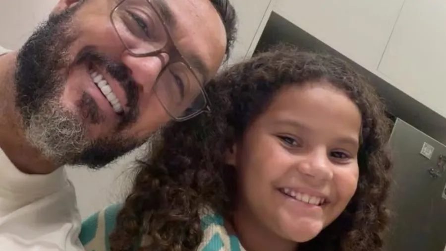 Belo surge com a neta Alice, encanta fãs