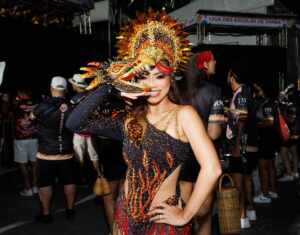 Lexa surge vestida de dragão e homenageia a Dragões da Real no Anhembi