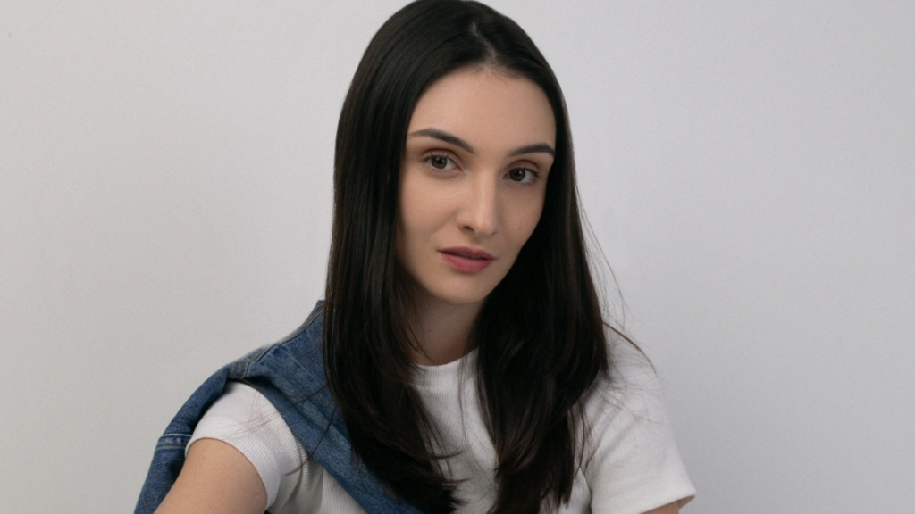 Ana Mazer vive professora em Relatos Ilógicos, filme do Prime Video unnamed 2026 02 20T213432.565