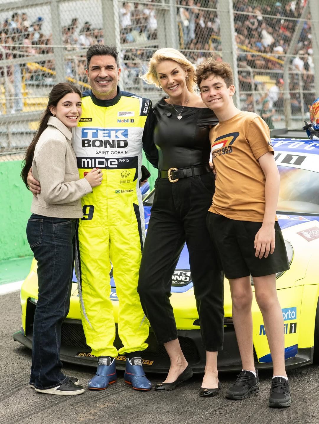 Edu Guedes celebra apoio da família na Porsche Cup em Interlagos 18 Edu Guedes e a família - Foto: @eduguedes